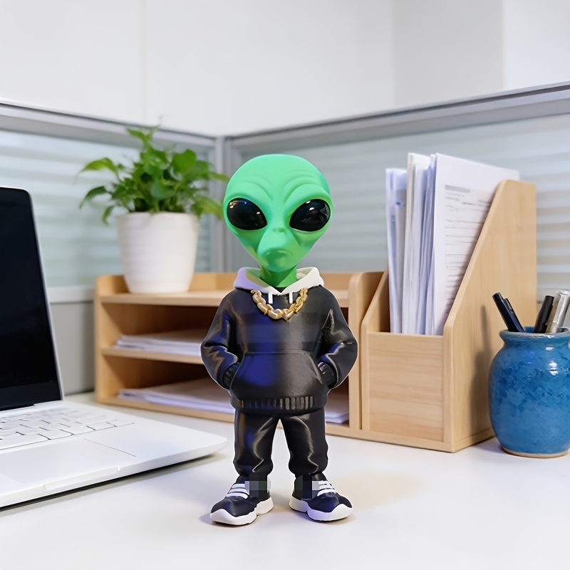 Desk Setup Home - 1 штука: фигурка зеленого инопланетянина с